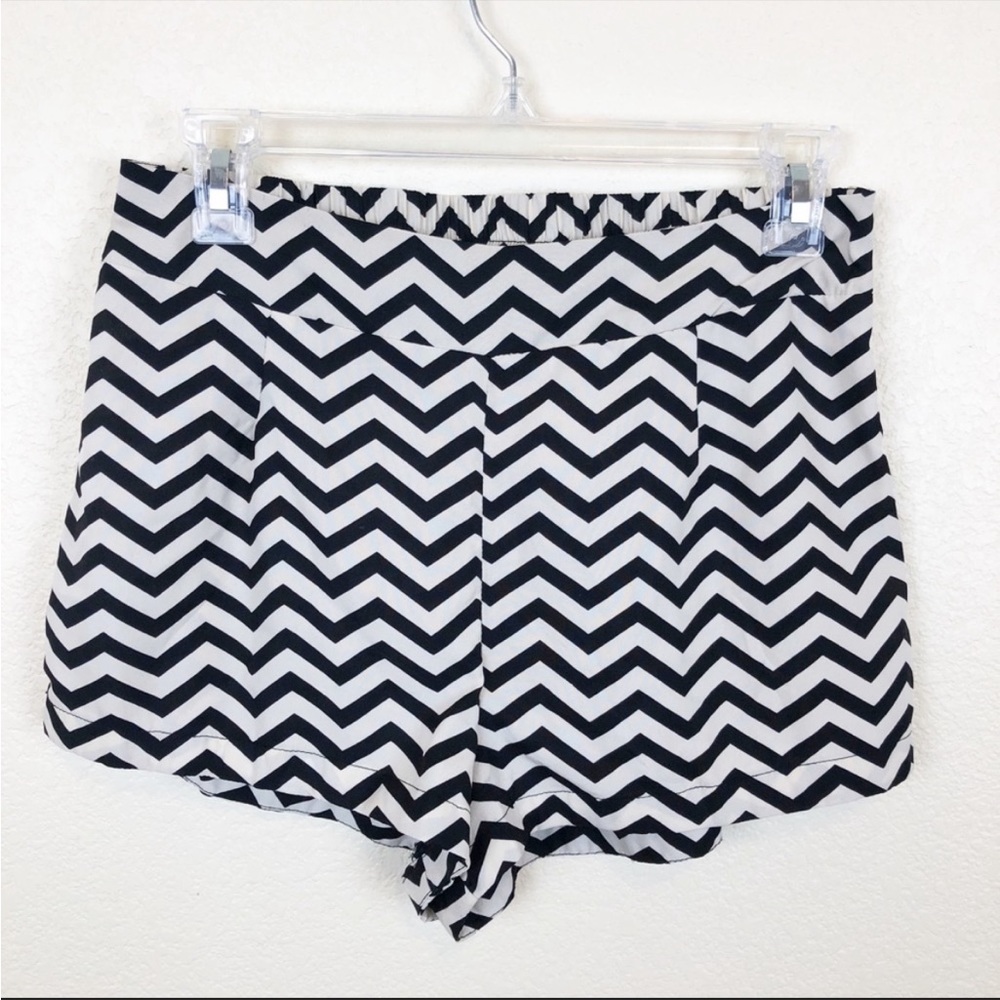 Dizzire Chevron Cream & Black High Waisted Elastic Shorts - Size Medium